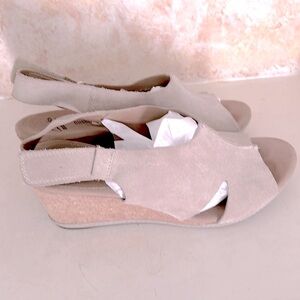 Clarks Womens Wedge Sandal Cushion Coastal Tan Suede 11M Comfort Adjustable